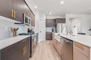 Generous 4BR Home w Hot Tub & Game room - 1