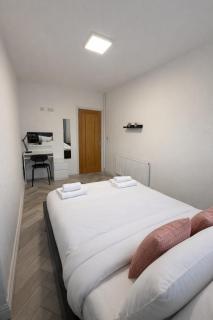 Modern Comfort for Longer Stays in Bury, 2-Bedrooms - 6