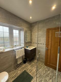 Modern Comfort for Longer Stays in Bury, 2-Bedrooms - 3