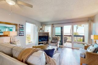 Oceanfront condo with resort amenities, beach access and pool - 9