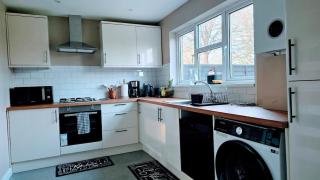 Modern 3 Bed House with Parking for Families and Contractors - 5