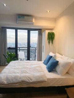 Poblacion Makati with Free Pool, Gym and Smart TV and Fast Wifi - 1