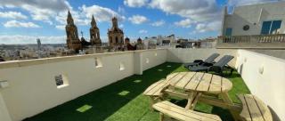 Sliema Cozy Townhouse with Rooftop View, Prime Spot - 8