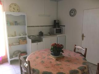 GITE 40 m2 - à Coutras STUDIO avec kitchenette , espace salon, TV, 2 à 3 personnes PISCINE WIFI CLIM près Saint EMILION - 3