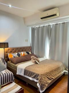 Poblacion Makati with Pool, Gym, Jacuzzi, Pool Table and fast wifi - 4