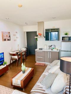 Poblacion Makati with Pool, Gym, Jacuzzi, Pool Table and fast wifi - 7