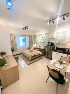Venice McKinley Stay with Pool, Gym, fast Wifi and Netflix - Manila - 0
