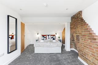 Stylish Duplex Apartment - Excellent Location - Free Parking, Virgin TV, Fast Wifi and Self-Check-In by Yoko Property - 1