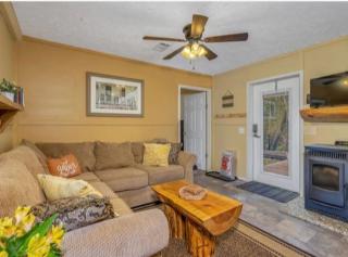 The Little House in the Big Woods- a quiet 2 bedroom, 1 bathroom creek side cottage - 4