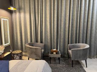 Modern 2 Bedroom Apartment with PS4 Gaming and Smart TV Prime Location - 8