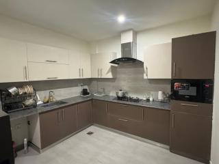 Modern 2 Bedroom Apartment with PS4 Gaming and Smart TV Prime Location - 1