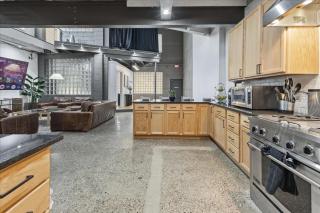 Luxury 5BR Mass Ave Retreat w Gym & Sauna - 2