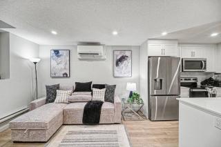 Stylish 2BR Townhome - Near YYC Airport - Free Parking - 4