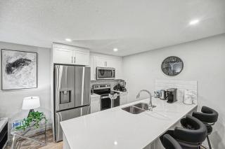 Stylish 2BR Townhome - Near YYC Airport - Free Parking - 3