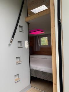 Zirkuswagen auf Rädern, Tinyhouse, Tinyhaus, auf grüner Wiese, ländlich, nahe Hamburg - 2