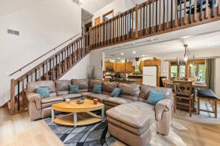 Poconos Lake Retreat - Beach, Boats and Outdoor Fun - 1