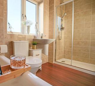 4 bed house in Milton Keynes - freeparking - wifi - 5