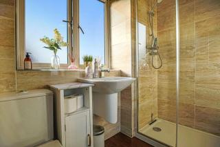 4 bed house in Milton Keynes - freeparking - wifi - 4