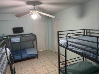 Neto's Nest, steps to beach, pool, sleeps 12 plus - 9