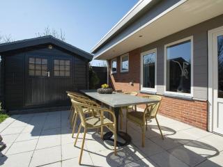 Bungalow near Dutch Coast with Private Garden - 4