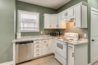 Nurse-Ready Kansas City Townhome Near Hospitals - 8