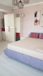 Современная и комфортная квартира с гостиной и спальней рядом с центром и цирком - 2