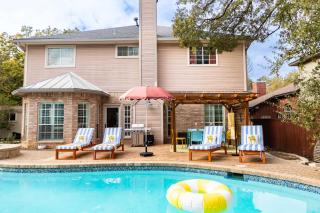 Sparkling Pool Hot Tub Game Room Kids Area - 9