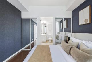 Designer Bay Street Condo Sleep 6 - 1