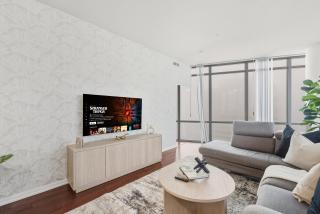 Designer Bay Street Condo Sleep 6 - 3