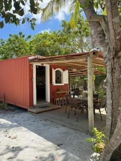 Container Vermelho na beira do rio e a poucos metros do mar com cozinha completo em mogiquiçaba bahia - 0