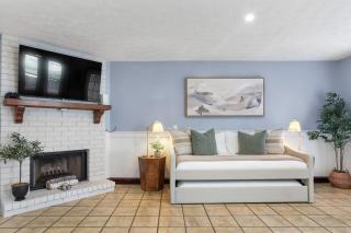 Family & dog-friendly house w pool & entertainment galore! Halfway to Downtown Savannah and Tybee Beach - 7