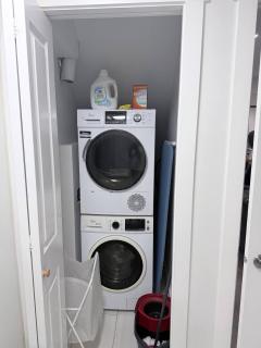 Charming Family-Friendly House Rental in Edmonton - 1