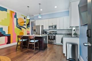 Fun & Renovated Artsy Downtown Apt Dog Friendly with Fully Fenced Backyard and Private Parking - 5