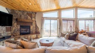 Lakefront Lodge by AvantStay - 2