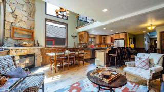 Red Hawk by AvantStay Charming Cabin w Theatre Spa 5mins to Deer Valley Mtn - 6