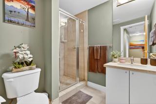 Stunning 2BR Apartment with Best Mountain View Downtown - 2