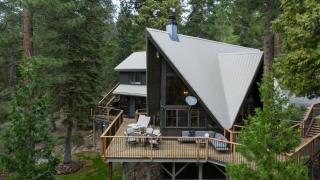 Timberline by AvantStay Stunning Chalet Cabin w Hot Tub Pool Table Home Theater - 9