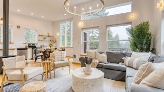 Buttercup Bay Hideaway by AvantStay Cozy Escape w Fire Pit Walk to Beach - 1