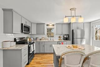 Cozy Luxury Cape Cod Villa- 5 min to Beach! - 8