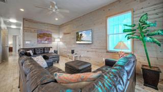 6BDR Balcony w Bay View Shared Pool Boat Dock Keeper Red by AvantStay - 3