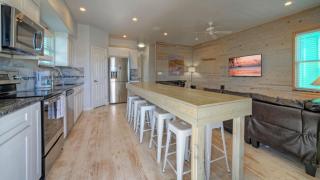 6BDR Balcony w Bay View Shared Pool Boat Dock Keeper Red by AvantStay - 1