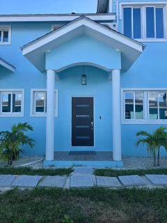 Tropical Oasis Townhouse Minutes from Airport & Beach - 0