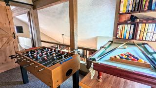 Frost Hollow by AvantStay Deck w Grill Game Room Loft - 8