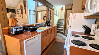 Frost Hollow by AvantStay Deck w Grill Game Room Loft - 4