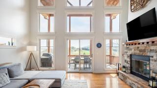 Private Retreat w Hot Tub Amazing Views Game Room Silver Spoon by AvantStay - 1