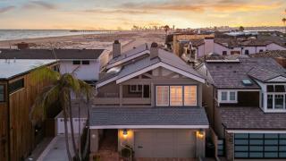 Oceanfront Home Walk to Balboa Pier Scenic Views Balboa Peninsula Point by AvantStay - 0