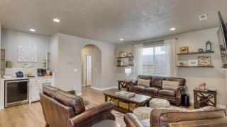 Old Mill Getaway by AvantStay Private Backyard w Hot Tub - 3