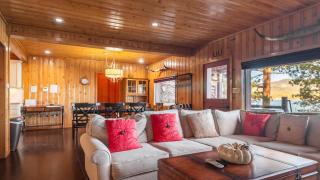 Shoreline Lakehouse by AvantStay - 2