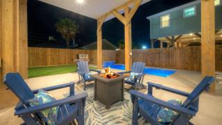 Coastal Retreat w Pool Firepit BBQ Outdoor TV Lounge Deja Blue by Avantstay - 6