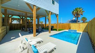 Coastal Retreat w Pool Firepit BBQ Outdoor TV Lounge Deja Blue by Avantstay - 9